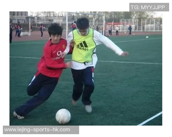 鹿晗在绿茵场上挥洒汗水的漫画故事展现他的足球梦想与青春活力